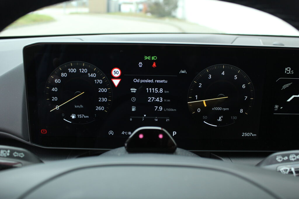Test: KIA K4 1.6 T-GDi: Vidíme pridanú hodnotu oproti Ceedu, nudný interiér práveže oceňujeme