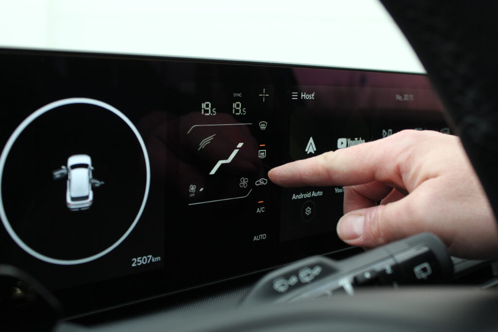 Test: KIA K4 1.6 T-GDi: Vidíme pridanú hodnotu oproti Ceedu, nudný interiér práveže oceňujeme