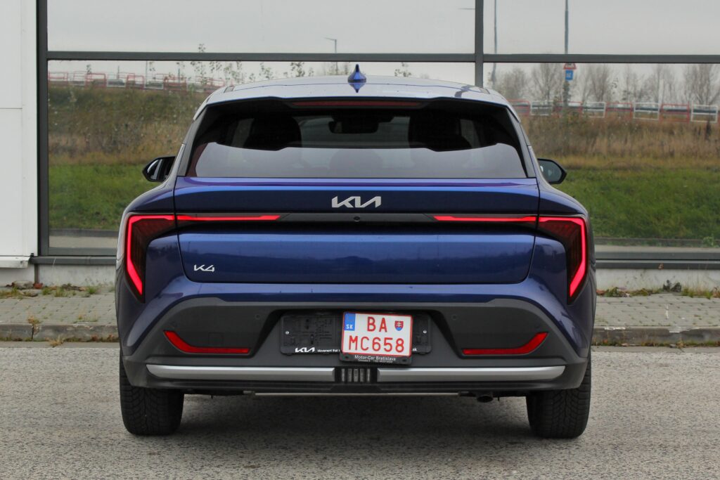 Test: KIA K4 1.6 T-GDi: Vidíme pridanú hodnotu oproti Ceedu, nudný interiér práveže oceňujeme