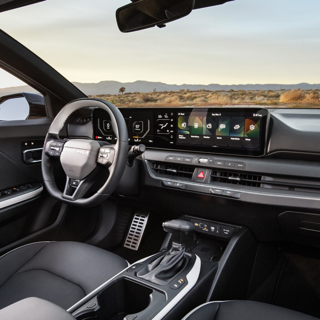Test: KIA K4 1.6 T-GDi: Vidíme pridanú hodnotu oproti Ceedu, nudný interiér práveže oceňujeme